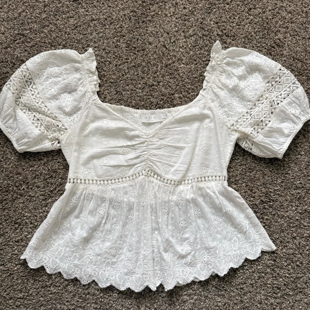NWOT [Size: M] ASTR the Label Amoura Eyelet Blouse - Picture 3 of 4